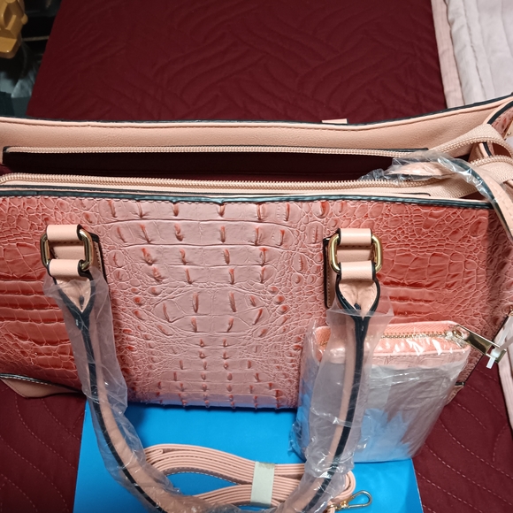 Elegant Pink Crocodile-Embossed Women's Bag - Picture 4 of 5